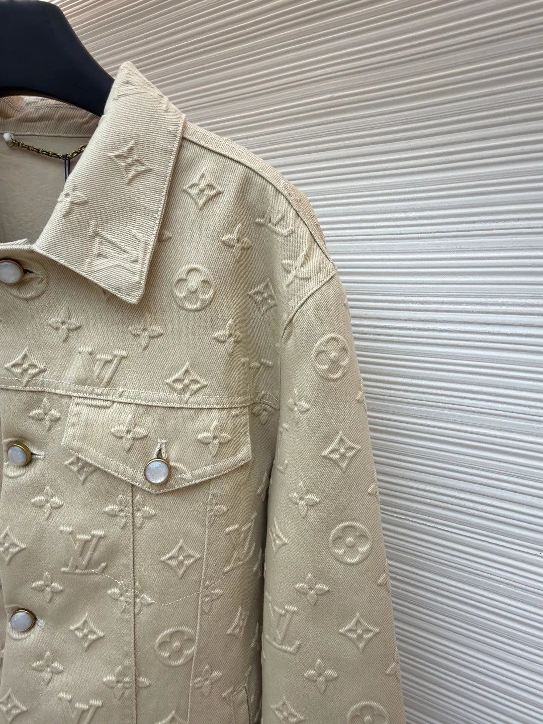 LOUIS VUITTON fully embossed denim jacket ●Original version: Purchased and developed at 28699 ●Item number: 1680986-C65 ●Fabric: Denim denim fabric ●Technology: embossed embossing ●Version: fitted version ●Weight: about 1270 grams ●Size: S-M-L-XL ●Description: Made of customized denim fabric, monogram three-dimensional embossing all over, classic brand logo pattern on the front and back, brown brand embossed leather tag on the back waist, white engraved beaded buttons, and white beaded nails on the pockets. It can be matched with tops of the same season to create a fashionable look. Customized accessories, complete with three labels, same style for men and women!
